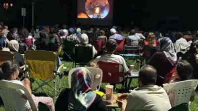 Gölcük Belediyesinin yaz sinema etkinlikleri kapsamında düzenlediği açık hava film