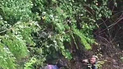 Düzce’de şarampole yuvarlanan araçtan fırlayan sürücü, itfaiye ekipleri ve vatandaşların