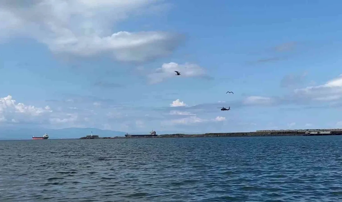 Zonguldak’ın Karadeniz Ereğli ilçesi semalarında eğitim uçuşu gerçekleştiren savaş helikopteri