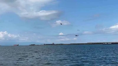 Zonguldak’ın Karadeniz Ereğli ilçesi semalarında eğitim uçuşu gerçekleştiren savaş helikopteri