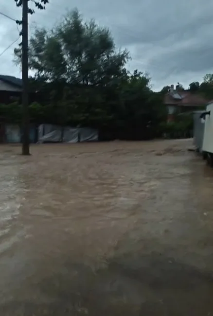 Kastamonu’nun Cide ilçesinde şiddetli yağışların neden olduğu selde derenin taşma