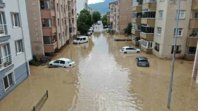 Kastamonu’nun Cide ilçesinde kuvvetli sağanak yağışların ardından Devrekani Çayının taşması
