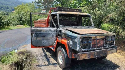 Zonguldak’ın Alaplı ilçesinde seyir halindeyken alev alan kereste yüklü kamyonet,