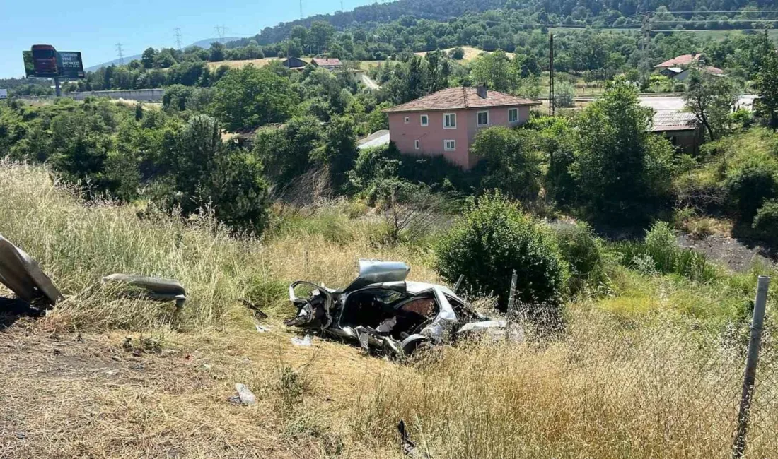 Bolu’da TEM Otoyolu’nda kontrolden çıkarak şarampole devrilen otomobilin sürücüsü hayatını