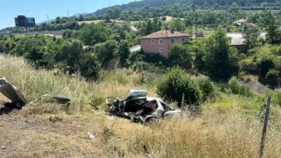 Bolu’da TEM Otoyolu’nda kontrolden çıkarak şarampole devrilen otomobilin sürücüsü hayatını