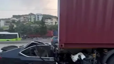 Kocaeli’de D100 Karayolu’nda tıra arkadan çarpan otomobil hurdaya döndü. Feci