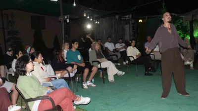 Zonguldaklı genç yetenek Ulaş Çağatay Sönmez, tek kişilik stand-up gösterisiyle