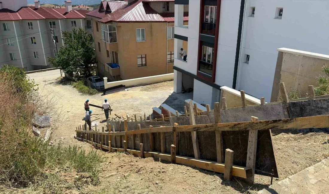 Tosya Belediyesi ekipleri tarafından ilçe genelinde yürütülen çevre düzenlemesi çalışmalarıyla