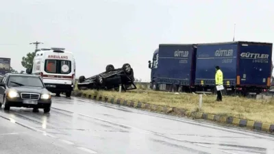 Kastamonu’nun Tosya ilçesinde sağanak nedeniyle kayganlaşan yolda kontrolden çıkarak takla