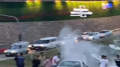 Karabük’te trafik ışıklarında beklediği sırada motor bölümünden dumanlar yükselen otomobilde