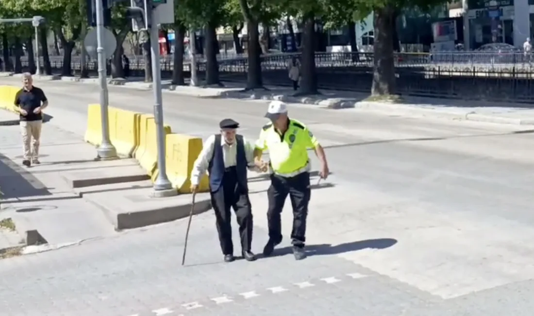 Kastamonu’da yürümekte güçlük çeken yaşlı adamı fark eden polis memuru