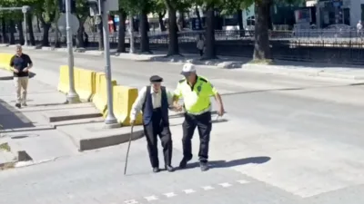 Kastamonu’da yürümekte güçlük çeken yaşlı adamı fark eden polis memuru