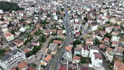 Çayırova’da Uğur Mumcu Caddesi, yürütülen üstyapı çalışmalarıyla baştan sona yenileniyor.