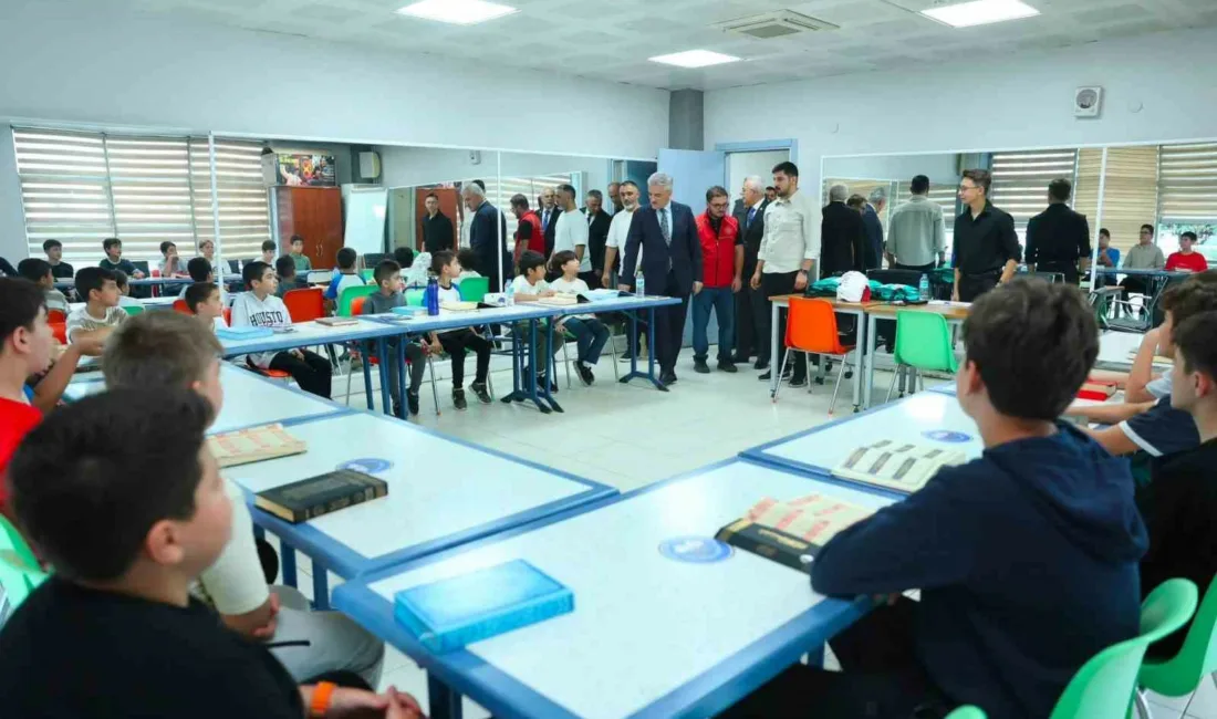 Düzce Valisi Mehmet Makas, Gençlik Merkezi bünyesinde düzenlenen yaz kurslarını