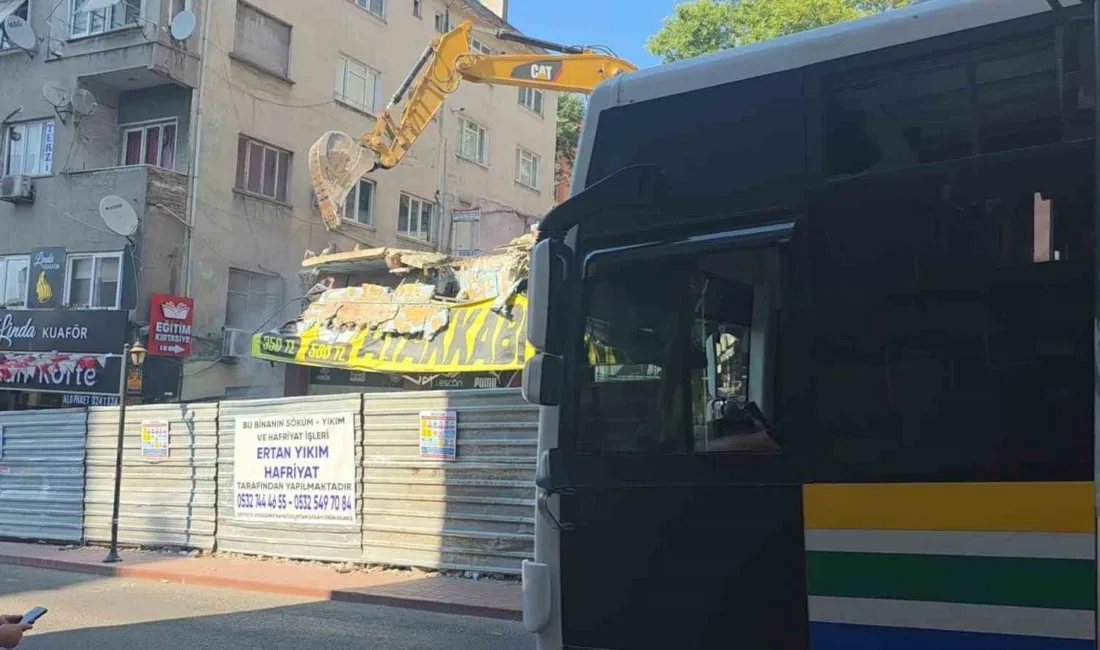 Zonguldak’ın Karadeniz Ereğli ilçesinde kentsel dönüşüm kapsamında yıkımı gerçekleştirilen bir
