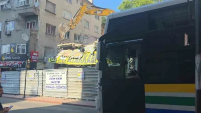 Zonguldak’ın Karadeniz Ereğli ilçesinde kentsel dönüşüm kapsamında yıkımı gerçekleştirilen bir
