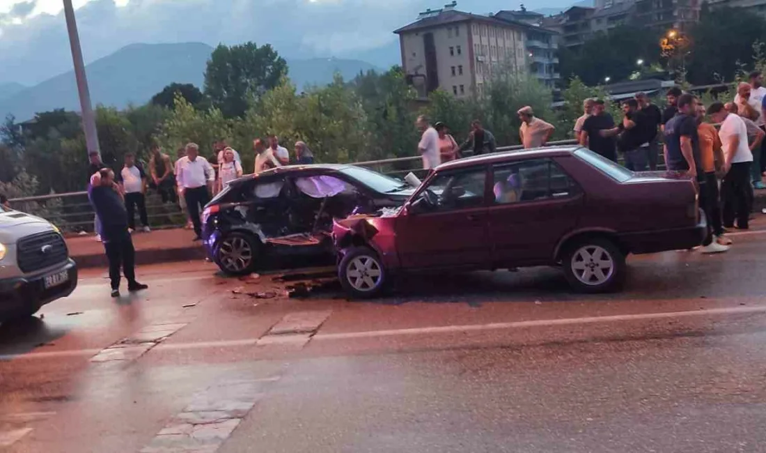 Karabük’ün Yenice ilçesinde yağış nedeniyle kayganlaşan yolda iki otomobilin çarpışması