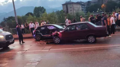 Karabük’ün Yenice ilçesinde yağış nedeniyle kayganlaşan yolda iki otomobilin çarpışması