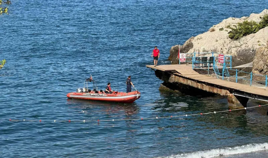 Zonguldak’ta valiliğin denize giriş yasağına rağmen kayalıklardan suya atlayan ve