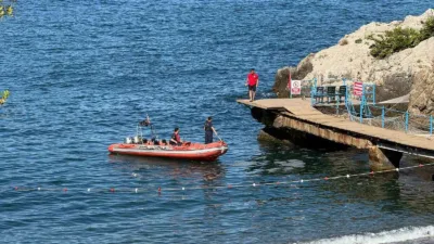 Zonguldak’ta valiliğin denize giriş yasağına rağmen kayalıklardan suya atlayan ve