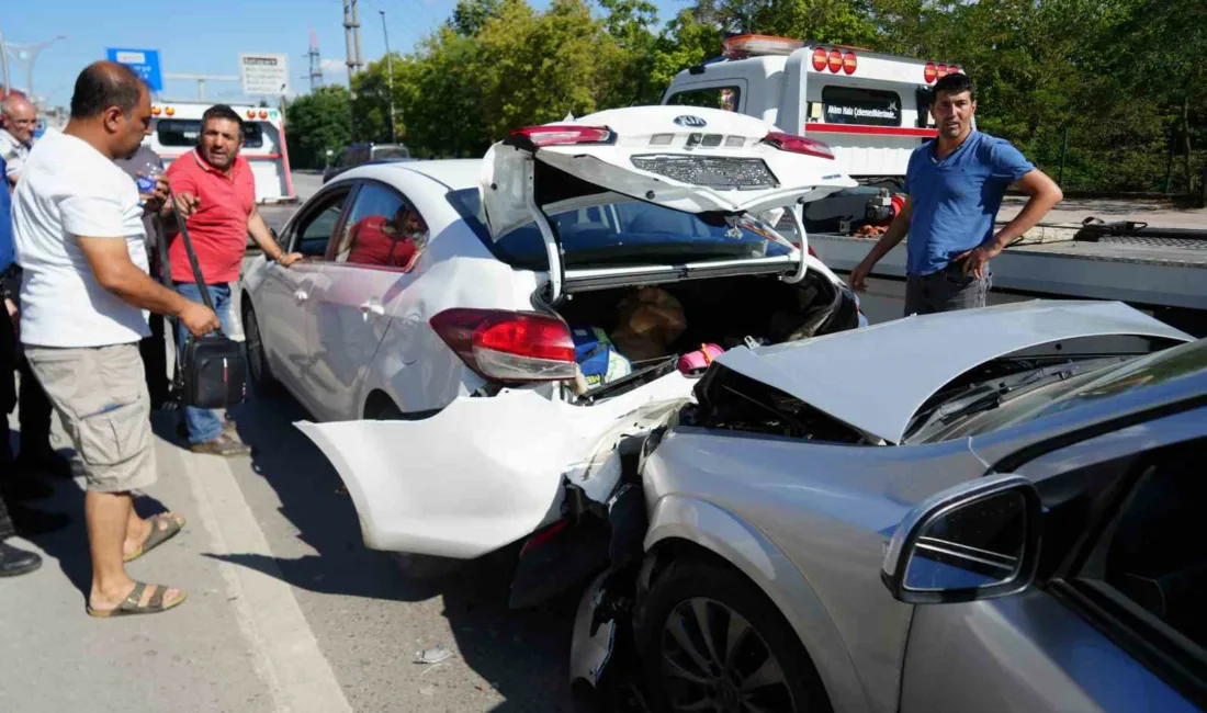 Kocaeli D100 Karayolu’nda trafiğin yavaşlaması neticesinde 3 aracın karıştığı trafik