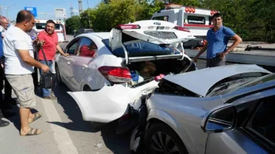 Kocaeli D100 Karayolu’nda trafiğin yavaşlaması neticesinde 3 aracın karıştığı trafik