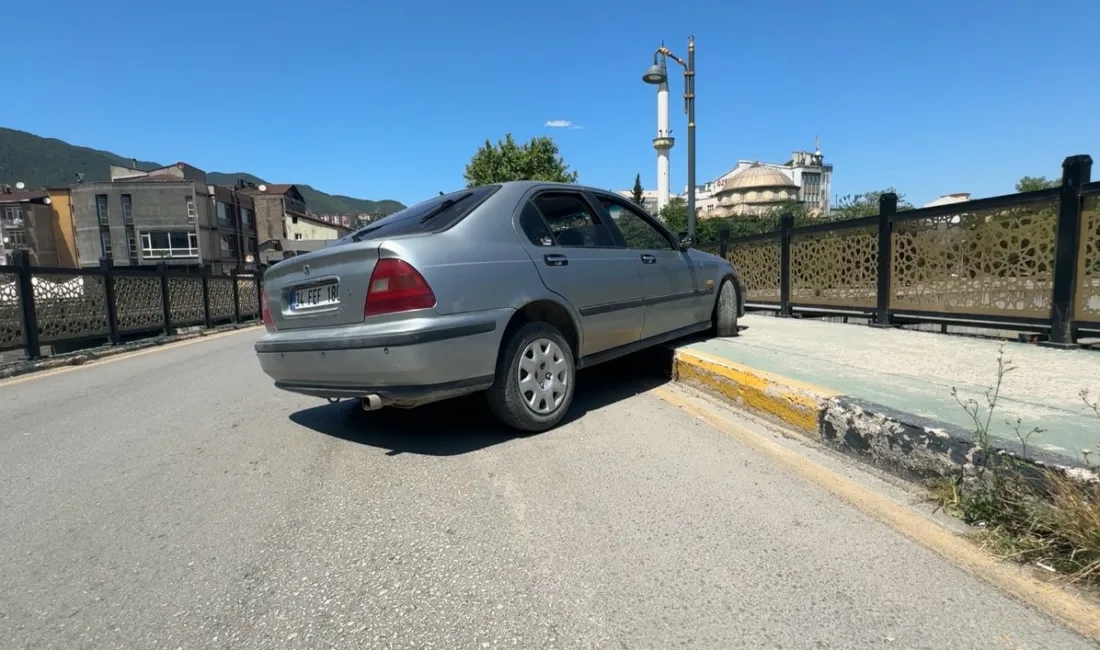Karabük’te kaldırıma çıkan otomobilin çarptığı 1 kişi yaralandı, kazanın ardından