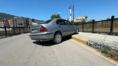 Karabük’te kaldırıma çıkan otomobilin çarptığı 1 kişi yaralandı, kazanın ardından
