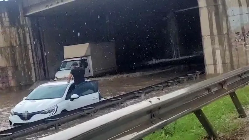 Kocaeli’nde aniden bastıran sağanak yağış hayatı felç etti. Cadde ve