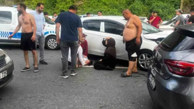 Zonguldak’ın Ereğli ilçesinde otomobilin çarptığı baba ile oğlu ağır yaralandı.