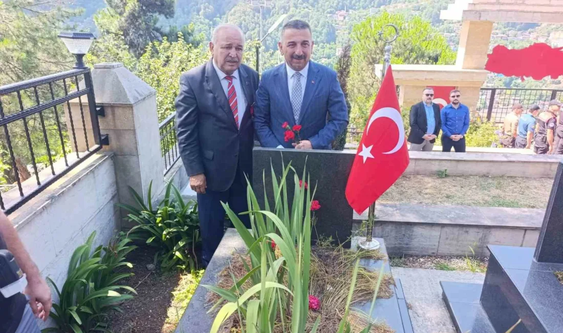 Zonguldak’ta 15 Temmuz anma etkinlikleri kapsamında şehitlikte düzenlenen törende dualar