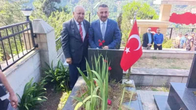 Zonguldak’ta 15 Temmuz anma etkinlikleri kapsamında şehitlikte düzenlenen törende dualar