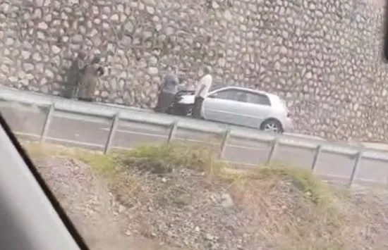 Zonguldak istikametine seyir halindeki otomobilin bariyere ve ardından duvara çarpması
