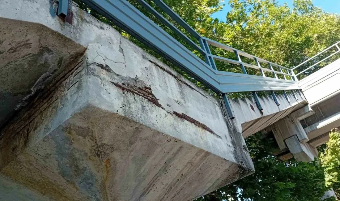 Zonguldak’ta her gün yüzlerce kişinin kullandığı yaya üst geçidi, dökülen