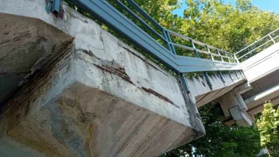 Zonguldak’ta her gün yüzlerce kişinin kullandığı yaya üst geçidi, dökülen
