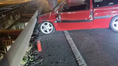 Zonguldak’ın Ereğli ilçesinde kontrolden çıkan otomobil bariyerlere çarptı. Kazada sürücü
