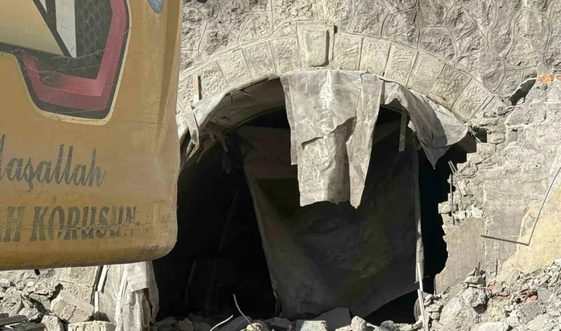 Zonguldak’ta deprem riski taşıdığı için yıkımı gerçekleştirilen bir iş merkezinin